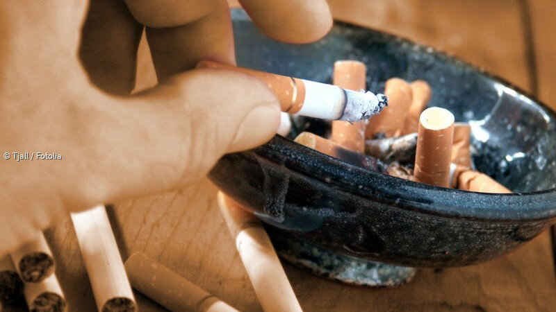 Zigarettenstummel im aschenbecher. es gibt viele arten von
