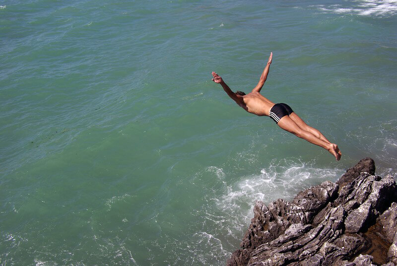 ᐅ Cliff Diving - Merkmale, Techniken und physikalische Kräfte