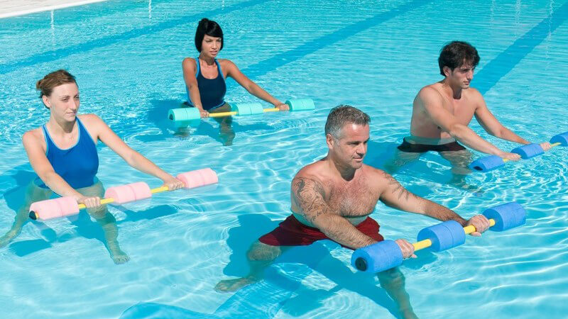 ᐅ Bauchrolle, Hampelmann und Schere  Beliebte Übungen beim AquaFitness