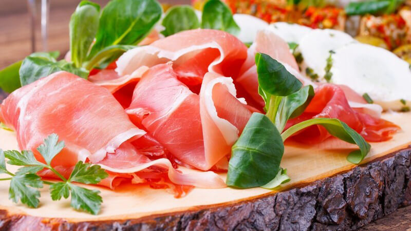 ᐅ Herkunft, Herstellung und Sorten von Parmaschinken (Prosciutto die Parma)